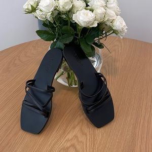 New without box A Emery strappy sandals black leather 37